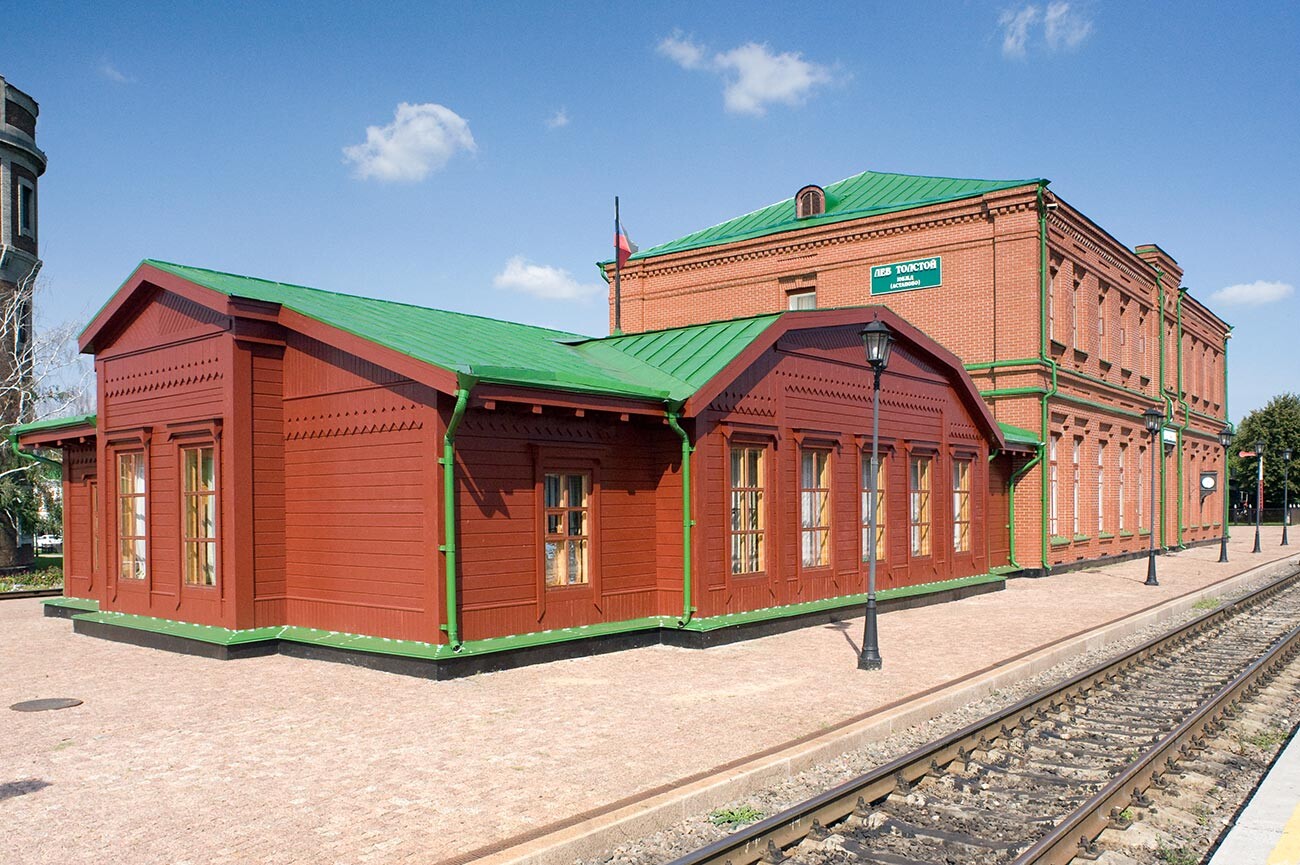 Astapovo Station (now Lev Tolstoy). Old railroad station (left) & main station (built before Tolstoy's arrival in 1910).  August 10, 2013