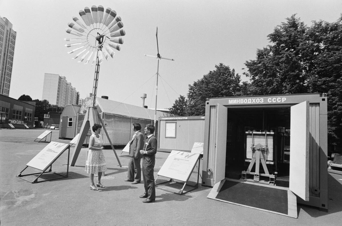 Éoliennes Romachka et Malioutka exposées à Moscou, juin 1986