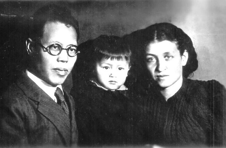 Ли Лисан со жена си и ќерка си Ина.
