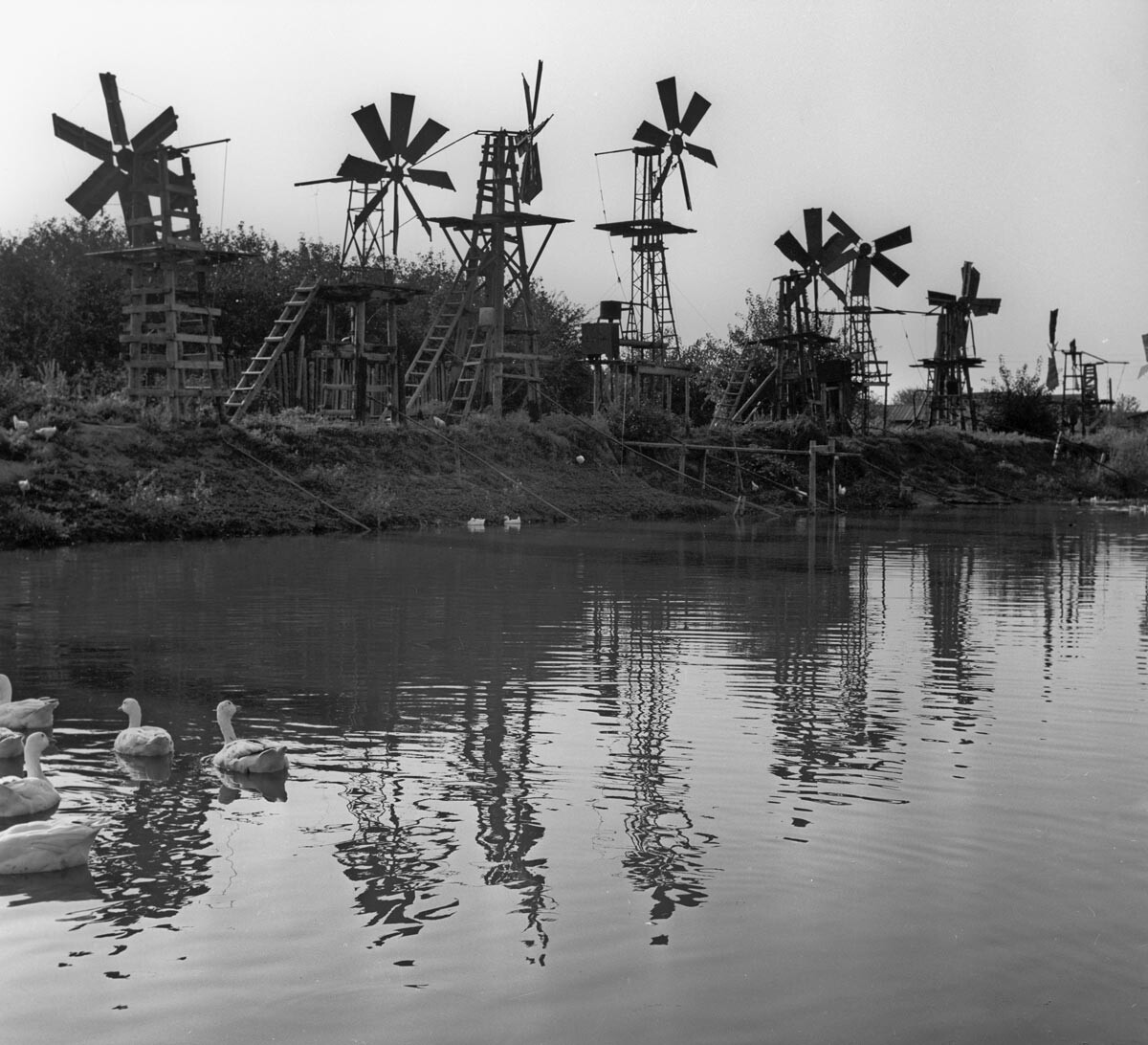 Astrachan. Eine Windkraftanlage am Ufer eines Sees, der bewässertes Ackerland mit Wasser versorgt, 1969.
