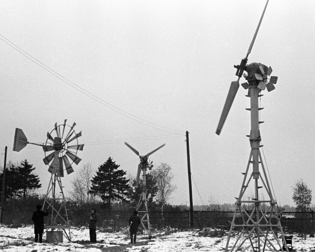 Republik Kalmückien. Elektrisches Windrad „Berkut“ (rechts) und Windgenerator „Sokol“, 1977.