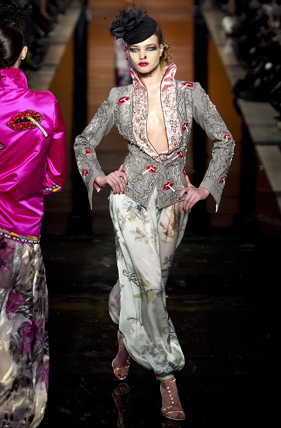 ПАРИЗ, ФРАНЦУСКА - 20. ЈАНУАРА: Наталија Водјанова шета пистом током модне ревије Ungaro Haute Couture пролеће/лето 2003. у оквиру Париске недеље високе моде 20. јануара 2003. у Паризу, Француска.