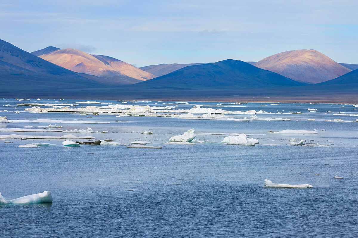 Es yang mencair mengapung di Pulau Wrangel, Timur Jauh Rusia.