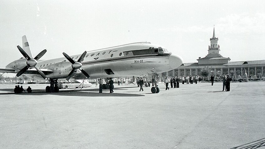 IL-18 en el aeropuerto de Frunze antes del vuelo