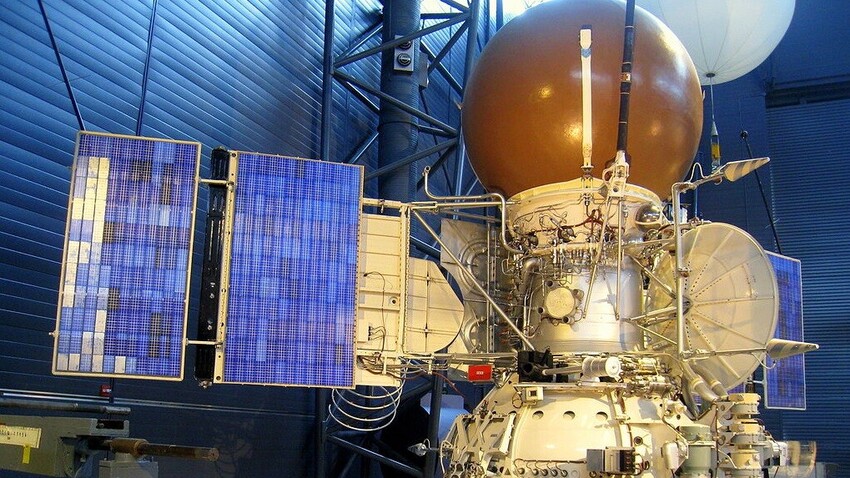 Sonda del sistema solar Vega y aparato de aterrizaje (maqueta)