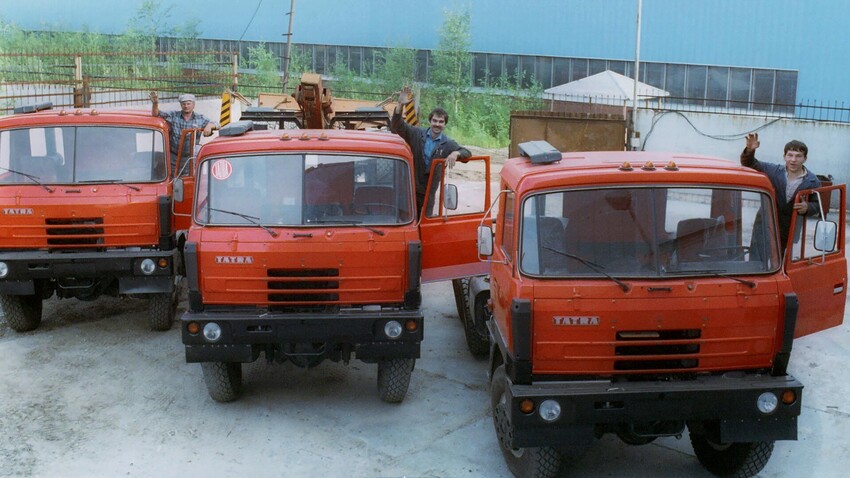 Die ersten Tatra-Autos wurden 1991 im Autoreparaturwerk Nischnewartowsk aus Komponenten und Teilen zusammengebaut, die vom sowjetisch-tschechischen Gemeinschaftsunternehmen Tatra-Service geliefert wurden.