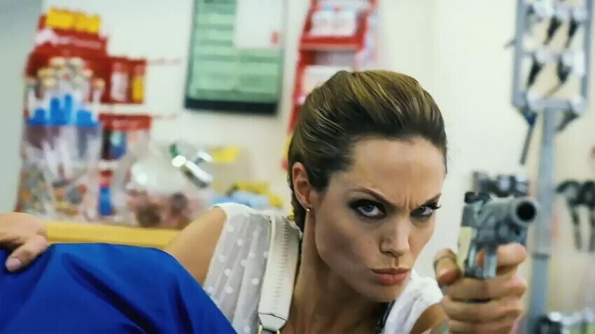 Angelina Jolie sebagai Fox dalam film 'Wanted'.