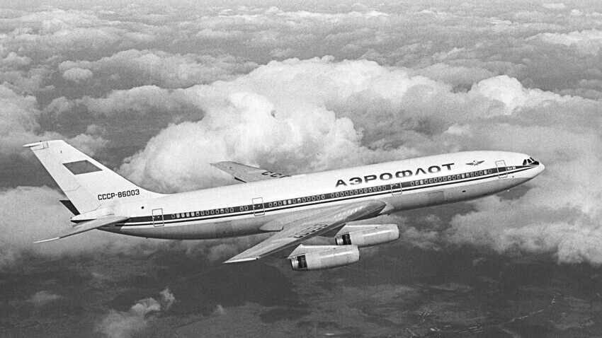 Maior avião de passageiros soviético, Il-86, em voo, 1984