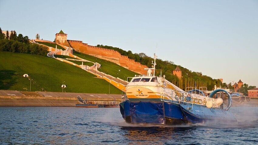 Aerodeslizador Hivus-48 en el río Volga con el fondo del Kremlin de Nizhni Nóvgorod. / Shirokov Oleg / 