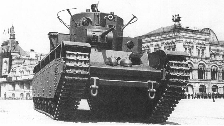 Tank T-35A produksi pertama ikut berparade di Lapangan Merah.