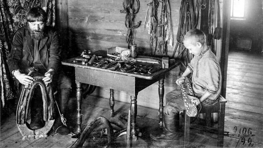Сарачи (кожари, седлари) – занаетчии кои изработувале коњска опрема. Руси. Московска област, Егоревски реон, почеток на 20 век.

