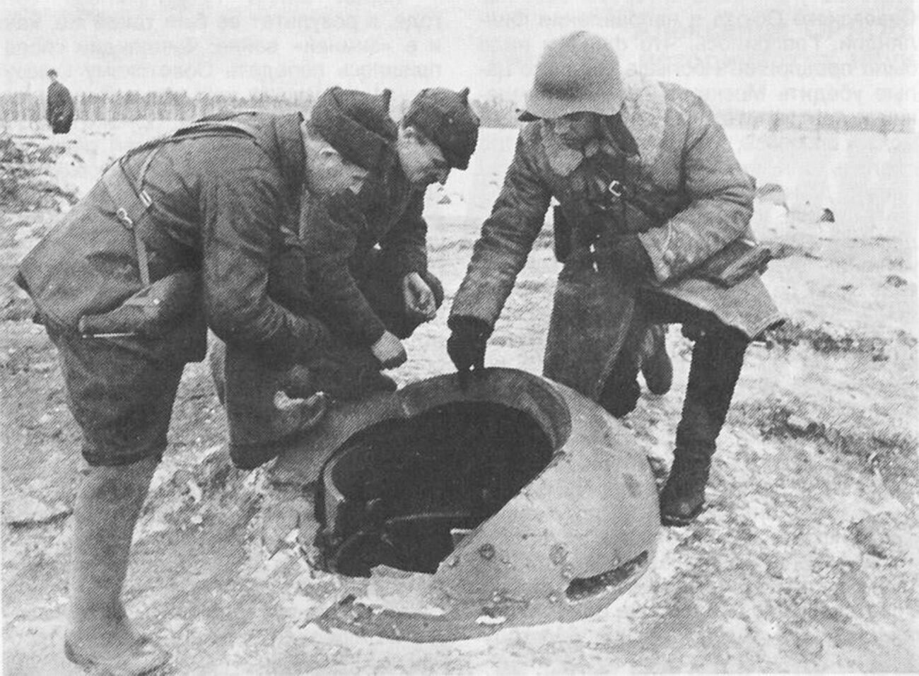 Група војници на Црвената армија ја прегледува оклопната утврдена огнена позиција на финските војници.
