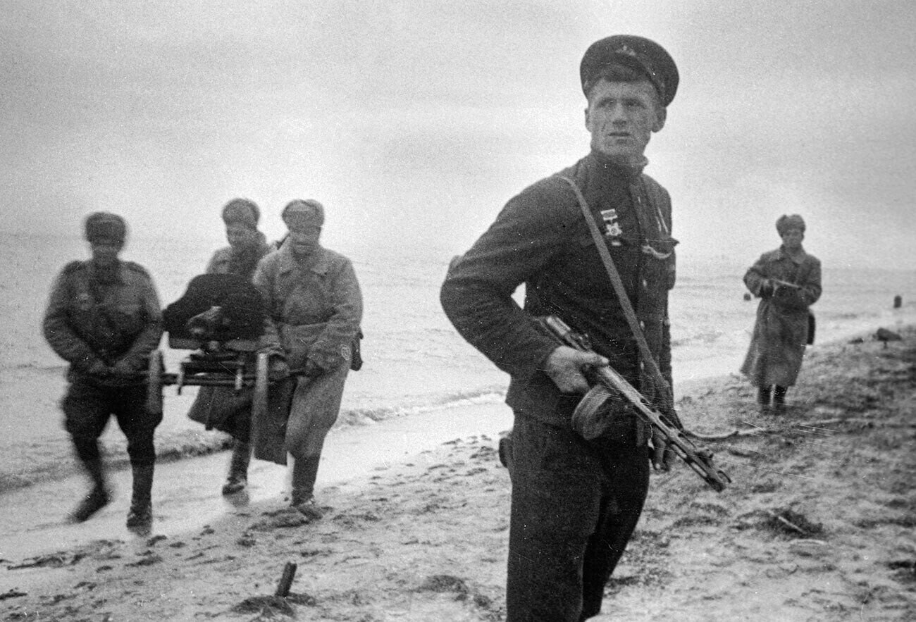 Десантната операција Керч-Федосија. Припадници на морнаричката пешадија во пределот на Керч. Голема татковинска војна 1941-1945.
