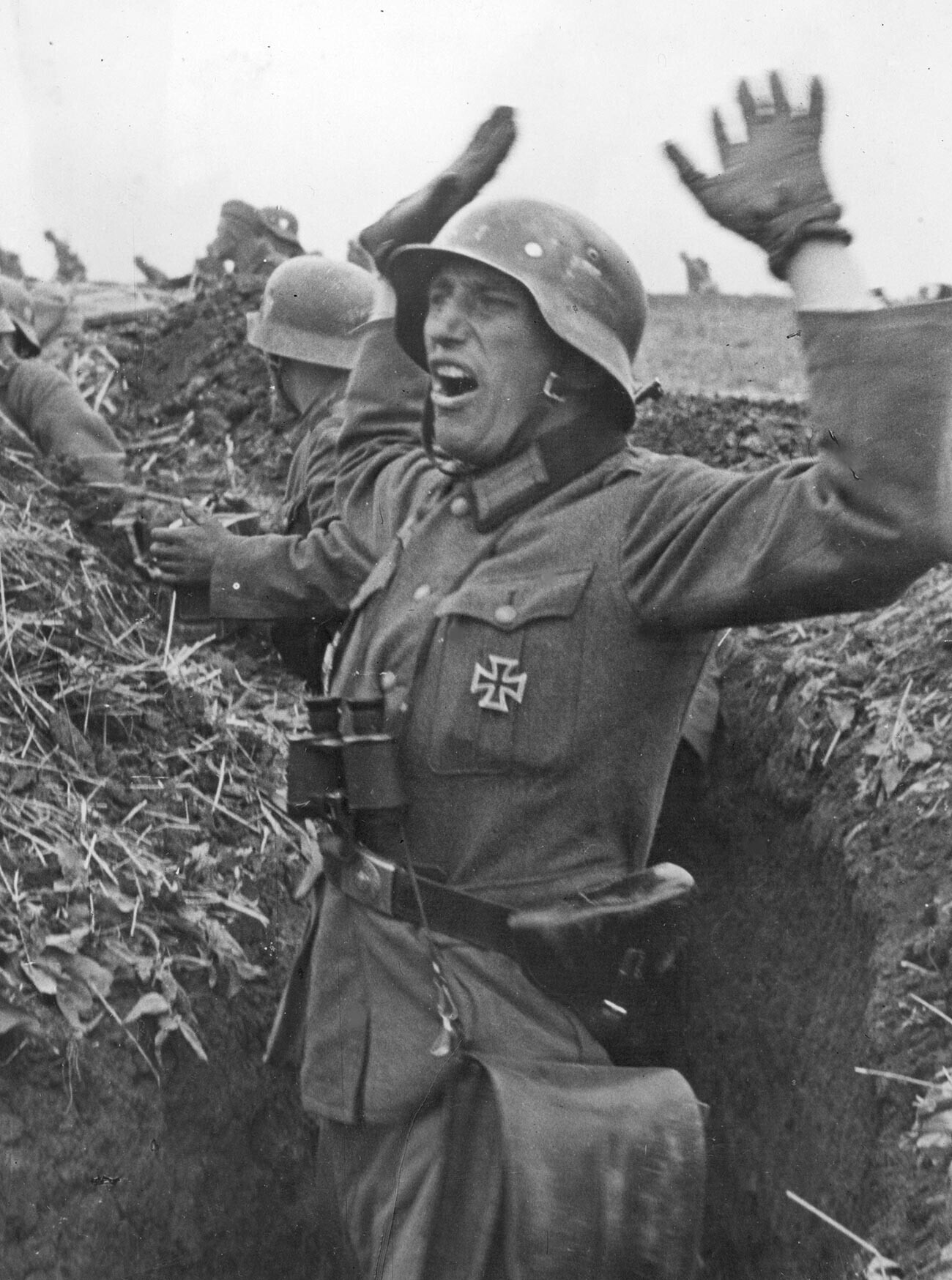 Германски војник во ров во близина на Харков.
