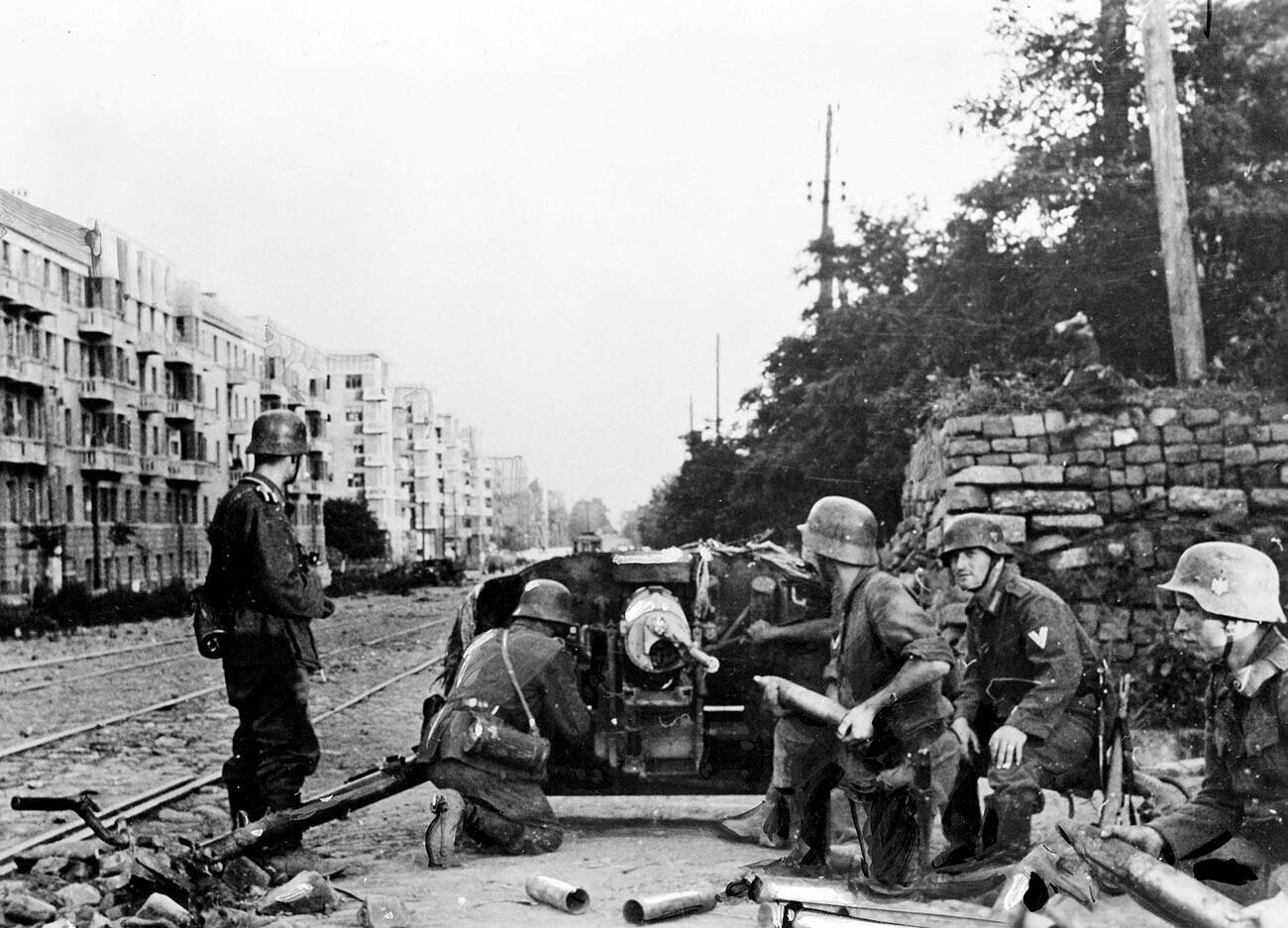 Втора светска војна. Руски фронт. Заземањето на Ростов на Дон под команда на германскиот генерал Фон Клајст (1881-1954). Германски топ на улични борби. 28 јули 1942 година.
