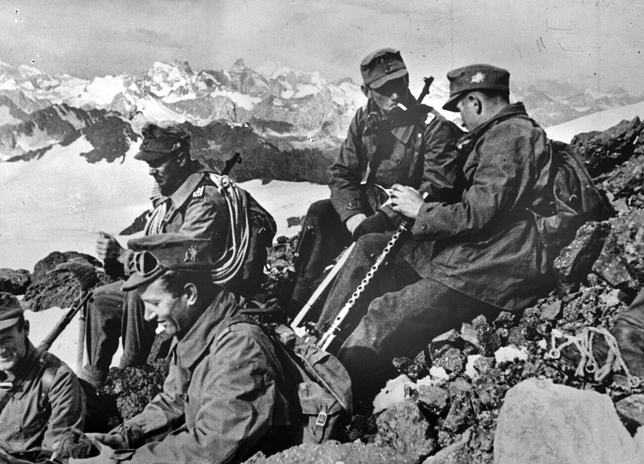 Руски фронт. Германска пешадија на врвовите на Кавказ, септември 1942 година.
