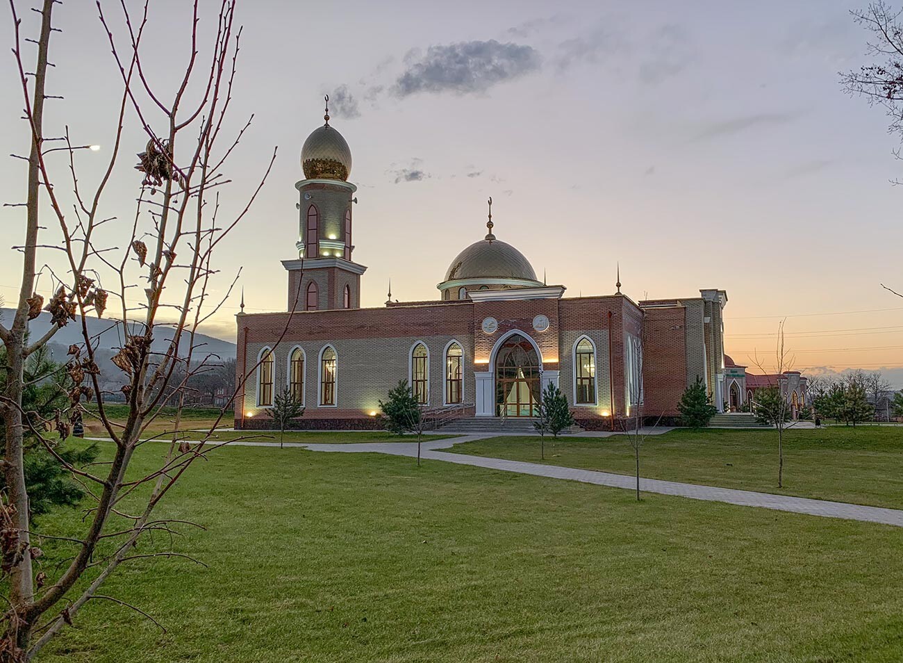 Las mezquitas rurales de Chechenia suelen ser arquitectónicamente similares a las iglesias
