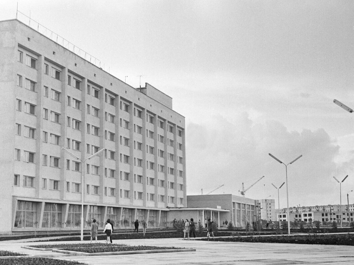 Estações de energia eólica na cidade de Komsomolsk-no-Amur, no Extremo Oriente, 1972.  À frente, vê-se o então novo hotel Voskhod (Nascer do Sol)