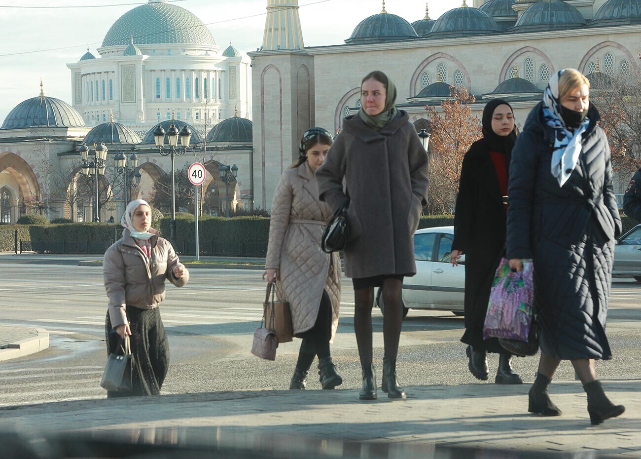 Di jalanan di Grozny.