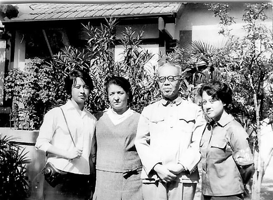 Od desne proti levi: Inna, Li Lisan, Jelizaveta Kiškina in njuna druga hči Alla


