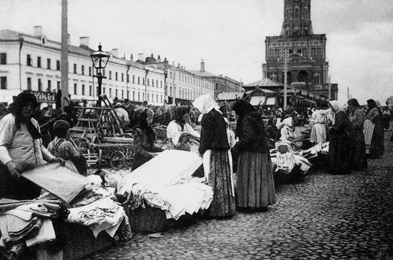 Prodajalke na Suharevski tržnici 