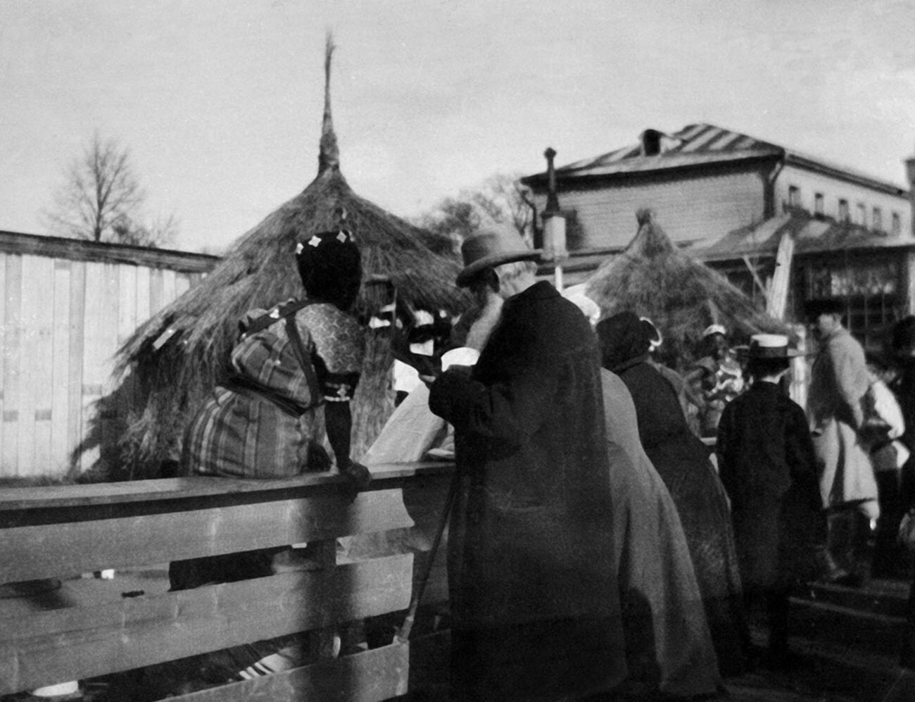 Léon Tolstoï dans le jardin zoologique de Moscou près de huttes africaines