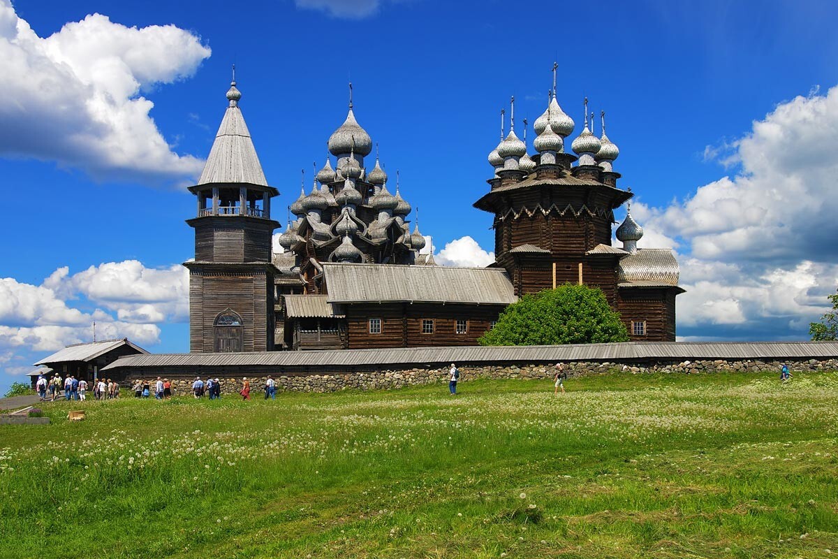 La Chiesa della Trasfigurazione e il Kizhi Pogost risalenti al XVII secolo, Carelia
