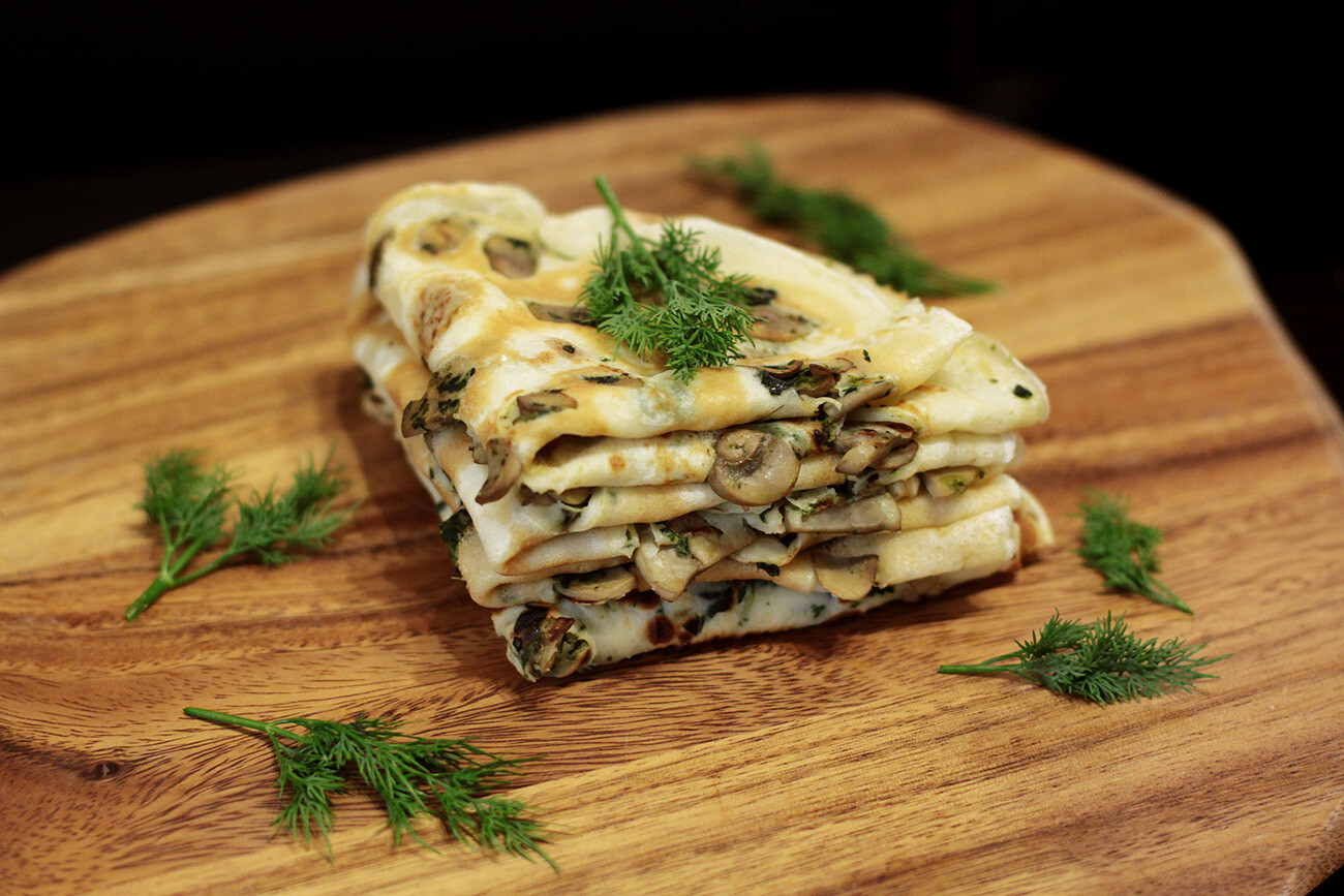 La Donna Gira Il Pancake Nella Pentola. Le Crepe Vengono Fritte in Una  Padella. Processo Di Cottura Al Blini in Russia in Casa. Co Archivi Video -  Video di friggere, colazione: 242100865