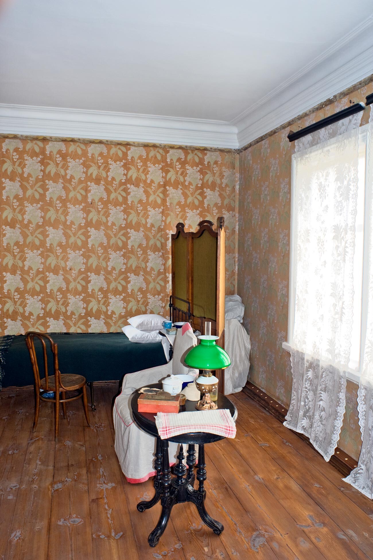 Maison du chef de gare, intérieur. Vue depuis l'entrée principale de la pièce où se trouvait Tolstoï. À droite : fenêtre à travers laquelle sa femme Sofia regardait de l'extérieur