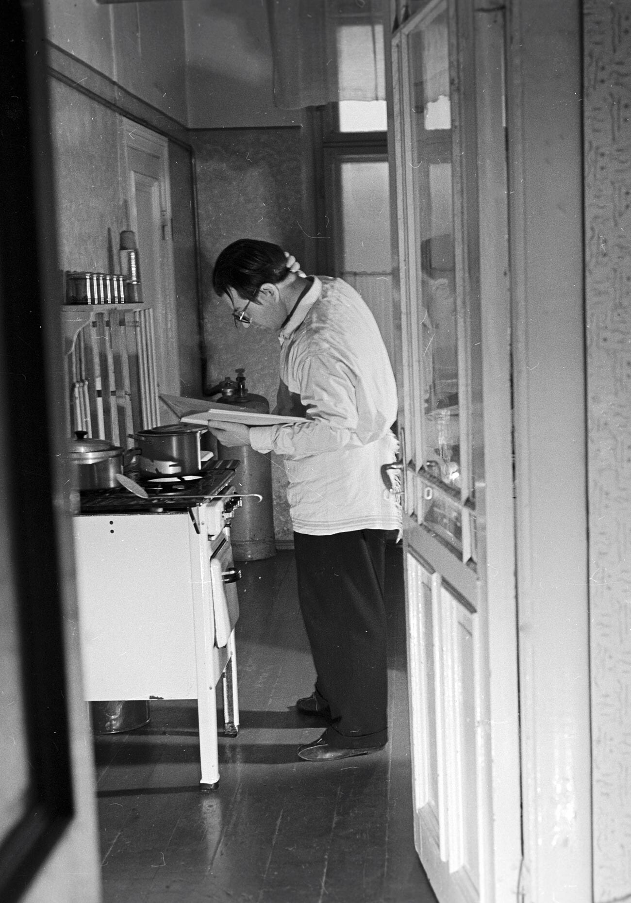 Мъж приготвя вечеря на любимата си за 8 март