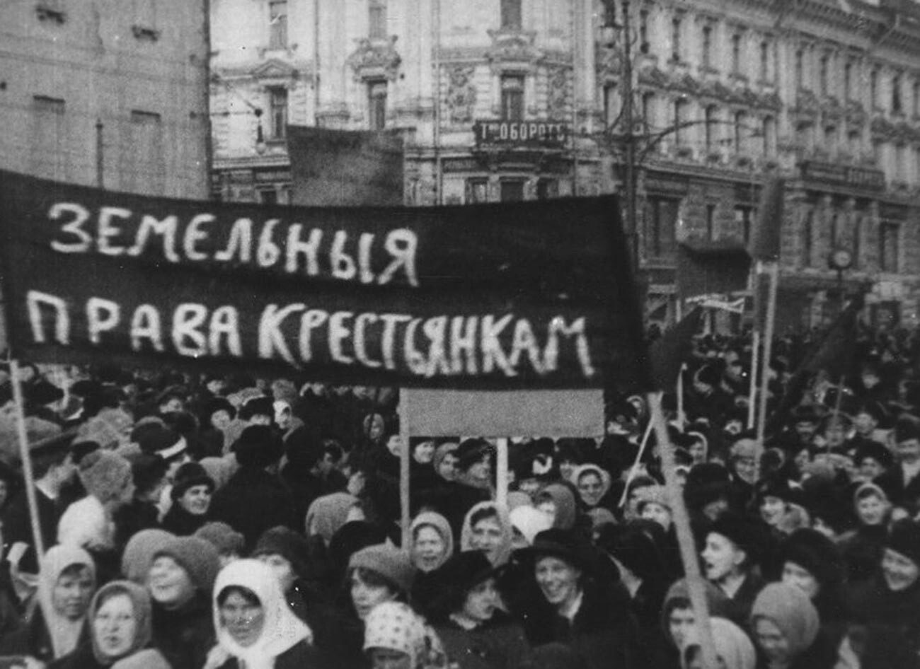 Faixa com a inscrição “Direito à terra para camponesas” em protesto em Petrogrado, em 23 de fevereiro de 1917
