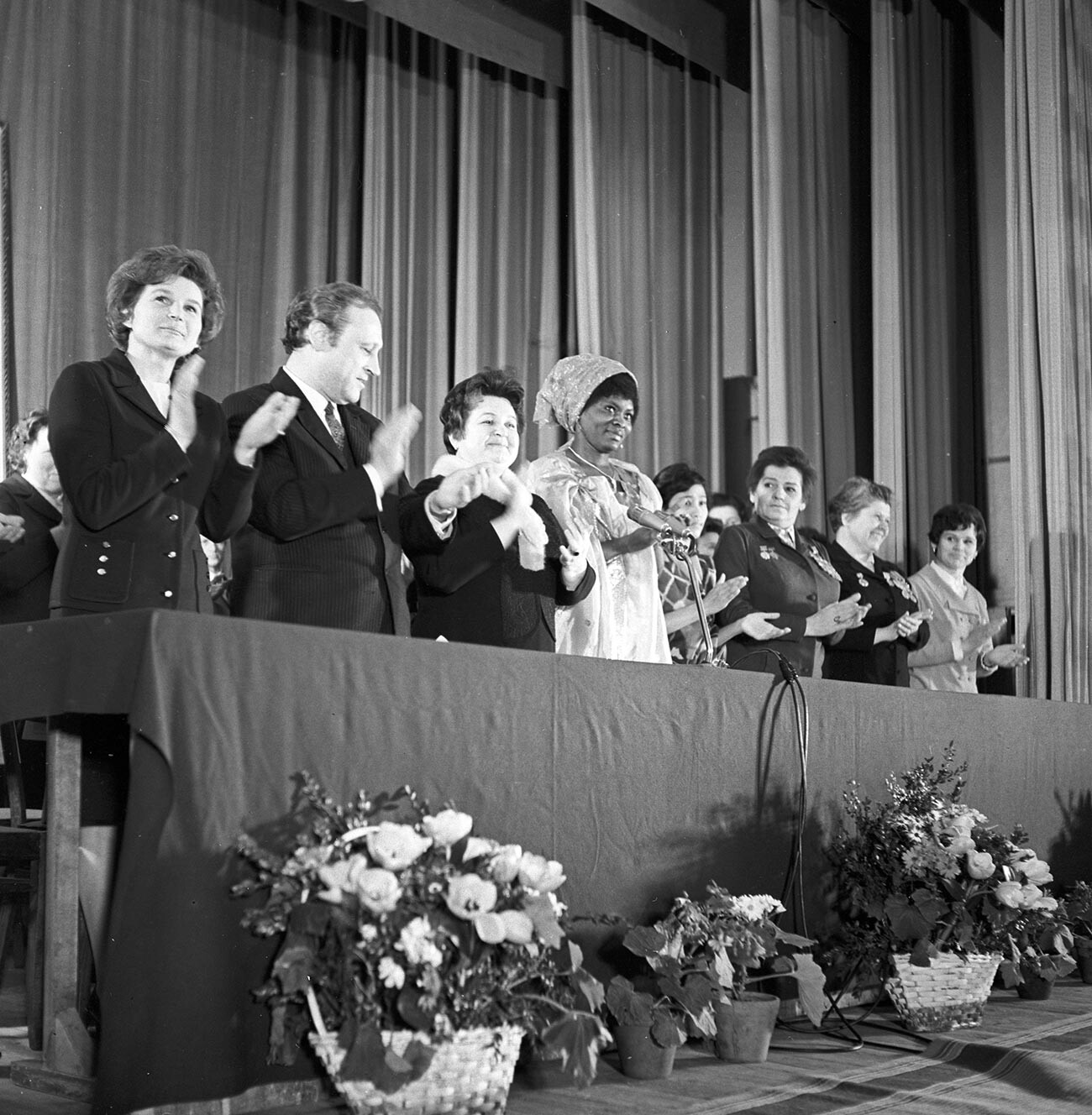 El 8 de marzo en la Universidad de la Amistad de los Pueblos. La presidenta del Comité de Mujeres Soviéticas era la cosmonauta Valentina Tereshkova