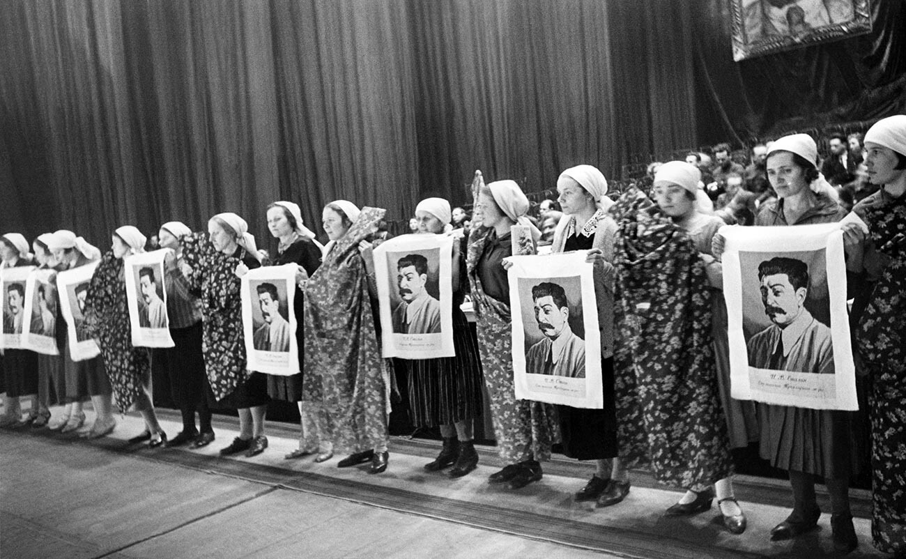 3月8日の集会に参加するトリョフゴルナヤ工場の労働者たち、1935年