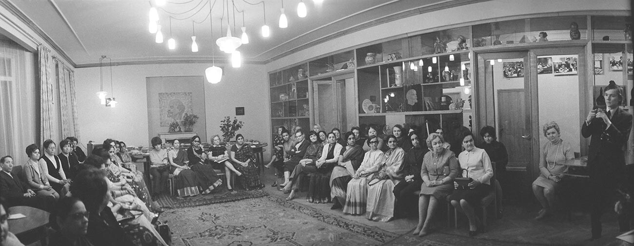 Sovjetsko-indijsko srečanje v Odboru sovjetskih žensk, posvečeno mednarodnemu dnevu žena.
