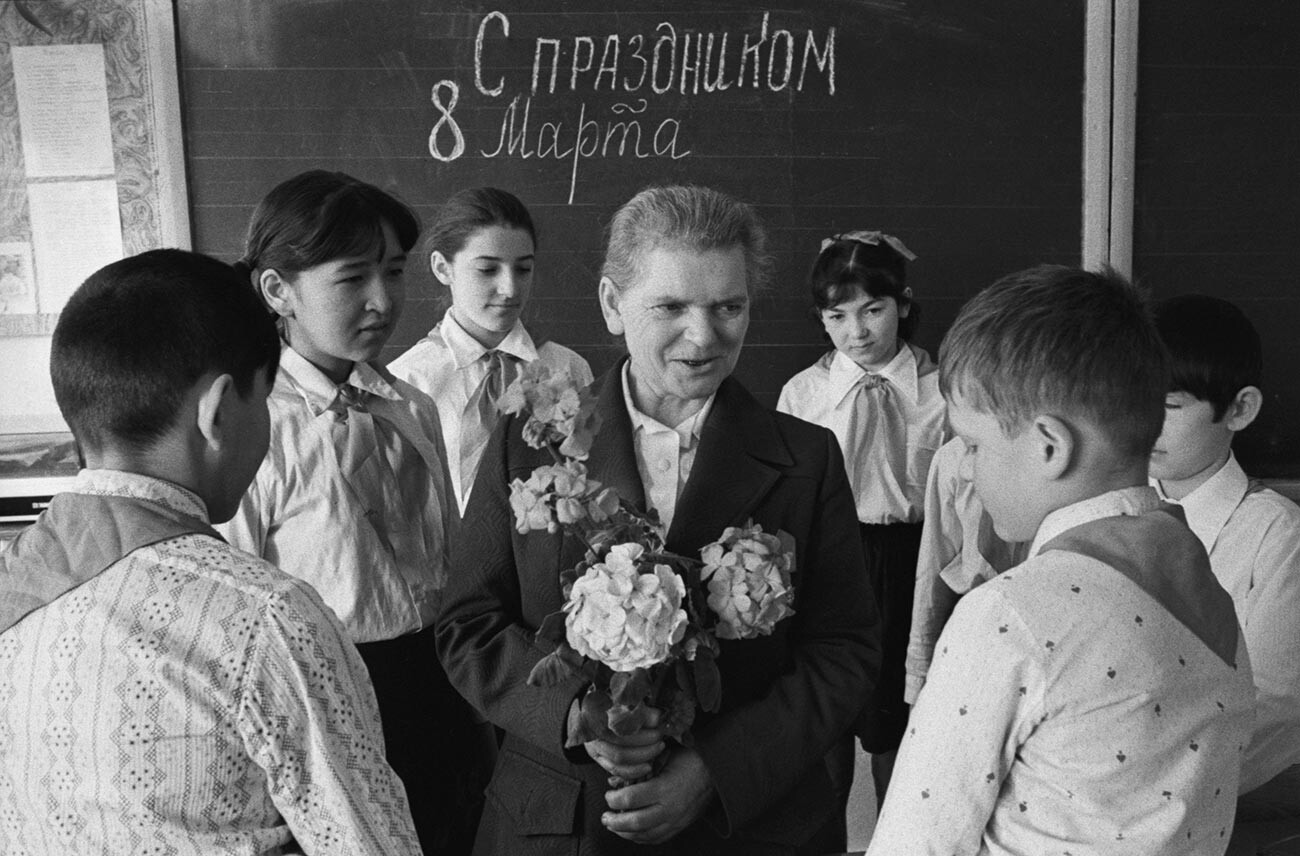 Kazahstanska SSR. 6. marec 1981. Herojka socialističnega dela Lidija Petrovna Sumskaja med pogovorom s pionirji srednje šole in sprejemanjem čestitk ob mednarodnem dnevu žena.