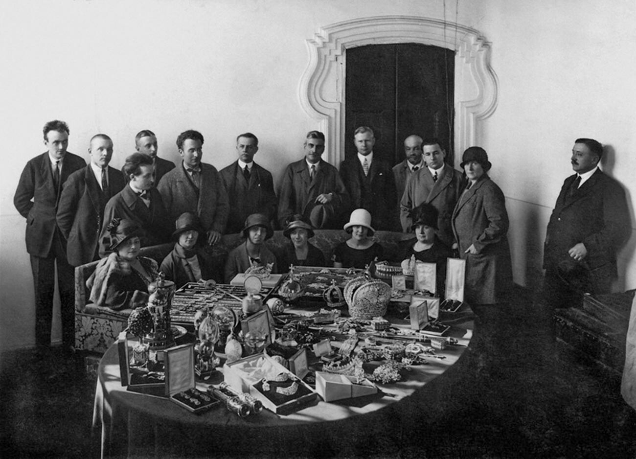 Personal de la embajada extranjera inspeccionando las joyas de los Romanov en Gojran

