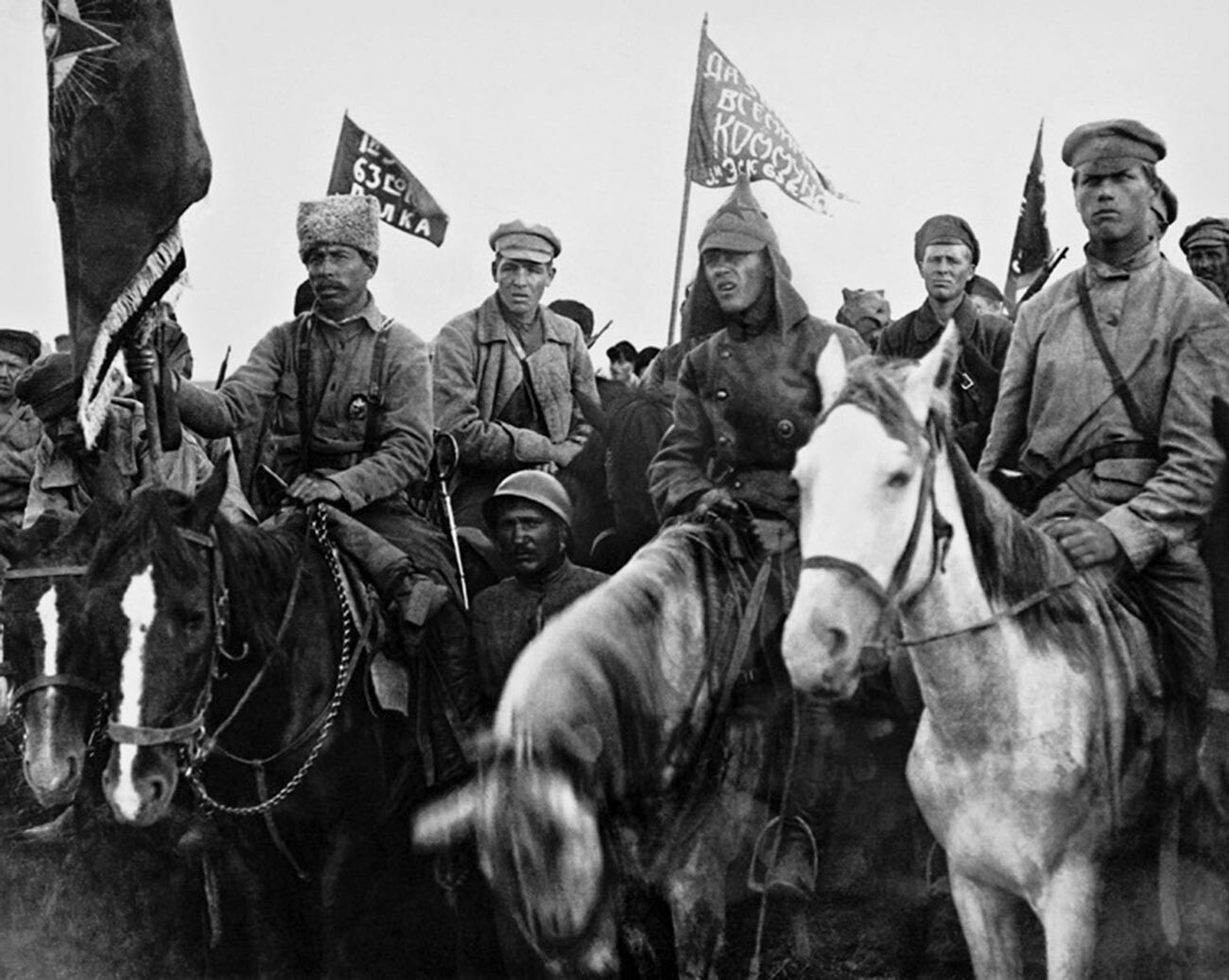 Soldaten der Ersten Kavalleriearmee bei einer Kundgebung.