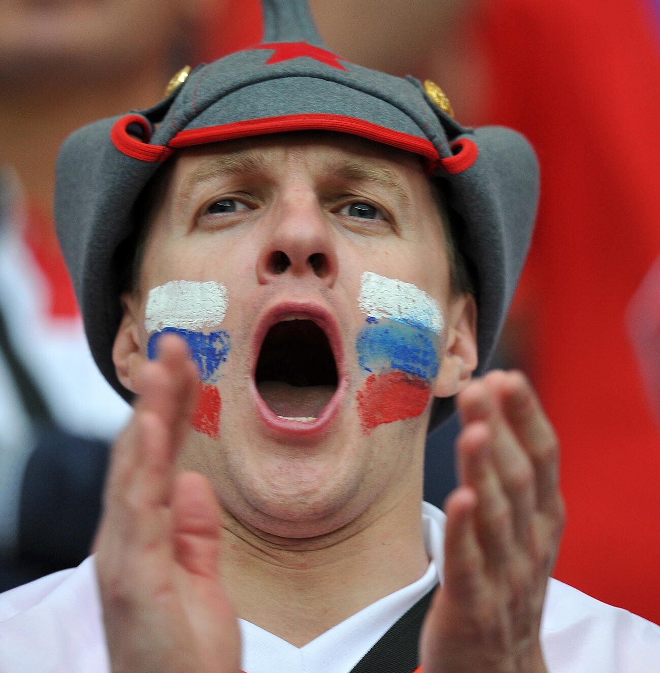 Ein Fan der russischen Nationalmannschaft unterstützt die Mannschaft beim Gruppenspiel der Fußball-Europameisterschaft zwischen den Nationalmannschaften Polens und Russlands.