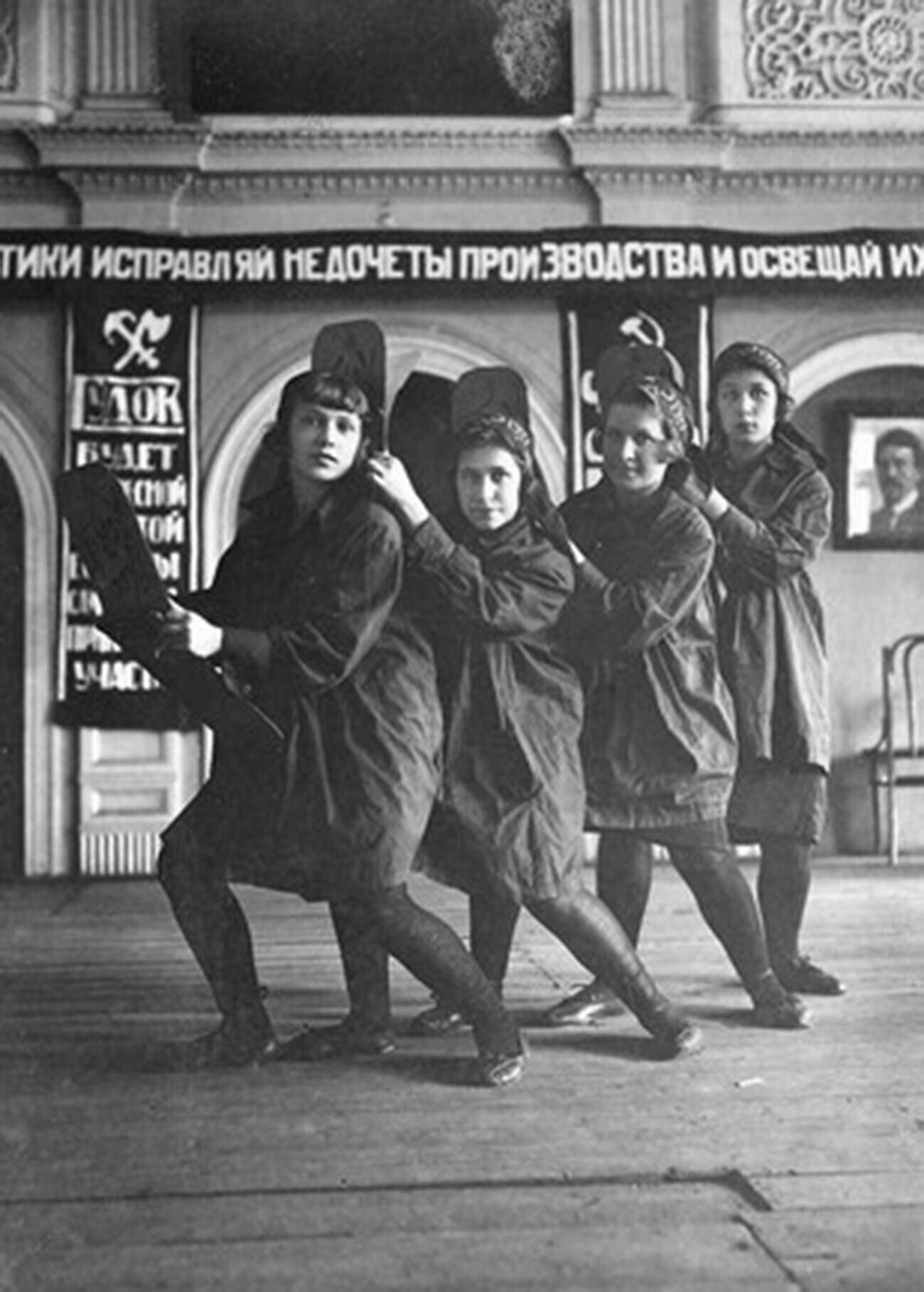 Сцена од претстава на колективот на жив весник

