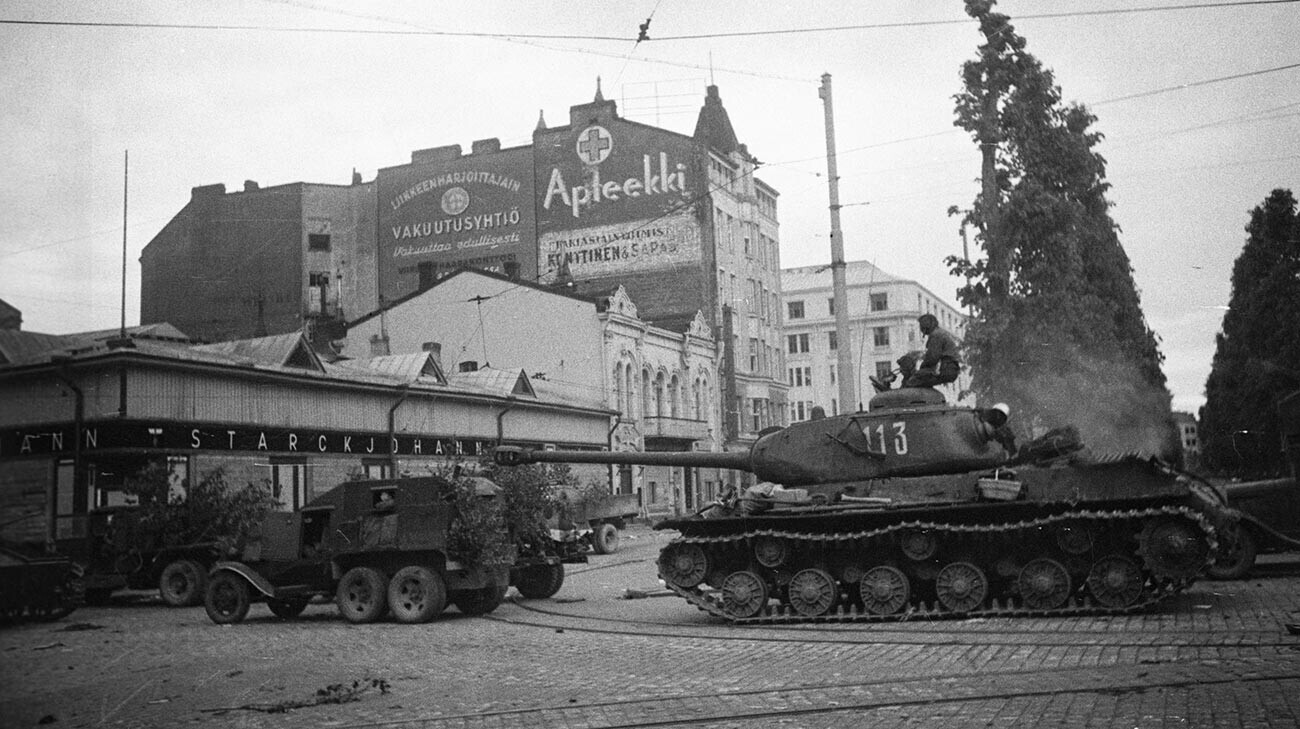 Tank Soviet memasuki Vyborg, 1944.