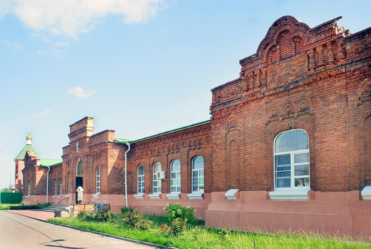 Estación de Astapovo. Escuela ferroviaria, fachada principal. 10 de agosto de 2013.