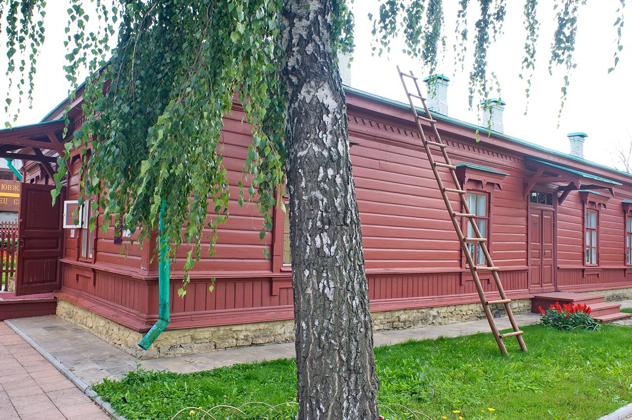 Casa del jefe de estación. Fachada del patio con la puerta principal por la que fue llevado el féretro de Tolstói. 10 de agosto de 2013. 