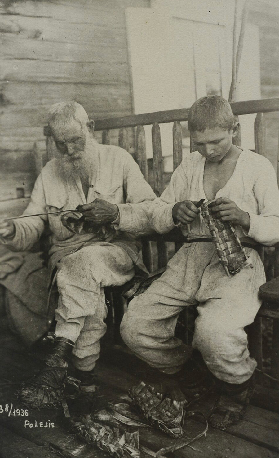 Un vieil homme et un garçon fabriquant des laptis (chaussures russes traditionnelles fabriquées à partir de fibre de bouleau), 1936
