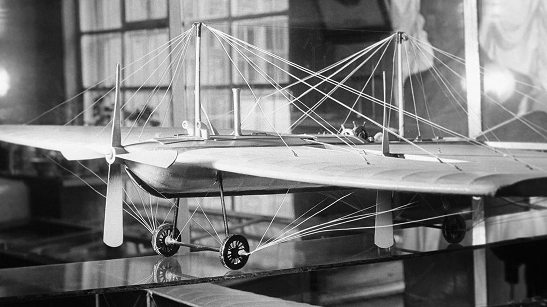 Un modelo de avión diseñado por Alexánder Mozhaiski en el museo de la Academia de la Fuerza Aérea Yuri Gagarin. El avión realizó el primer vuelo del mundo en 1882. 