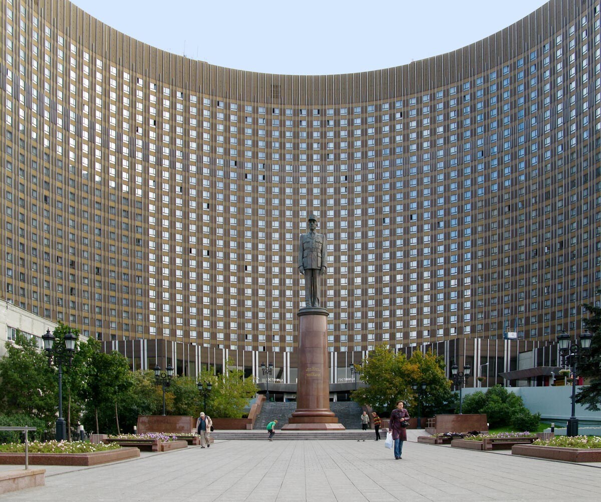Patung Charles de Gaulle di depan Hotel Cosmos di Moskow.
