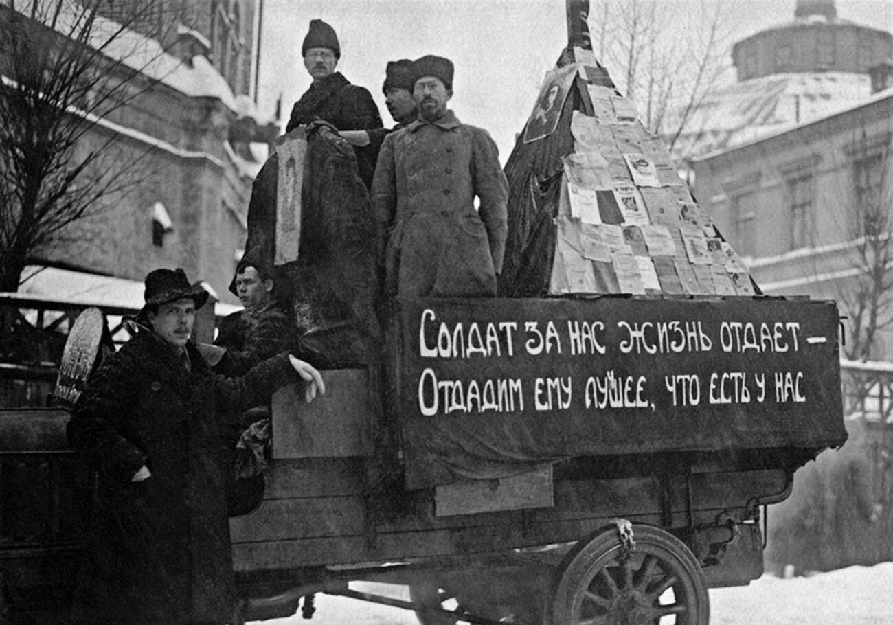 Mobil agitasi di Petrograd (Sankt Peterburg).