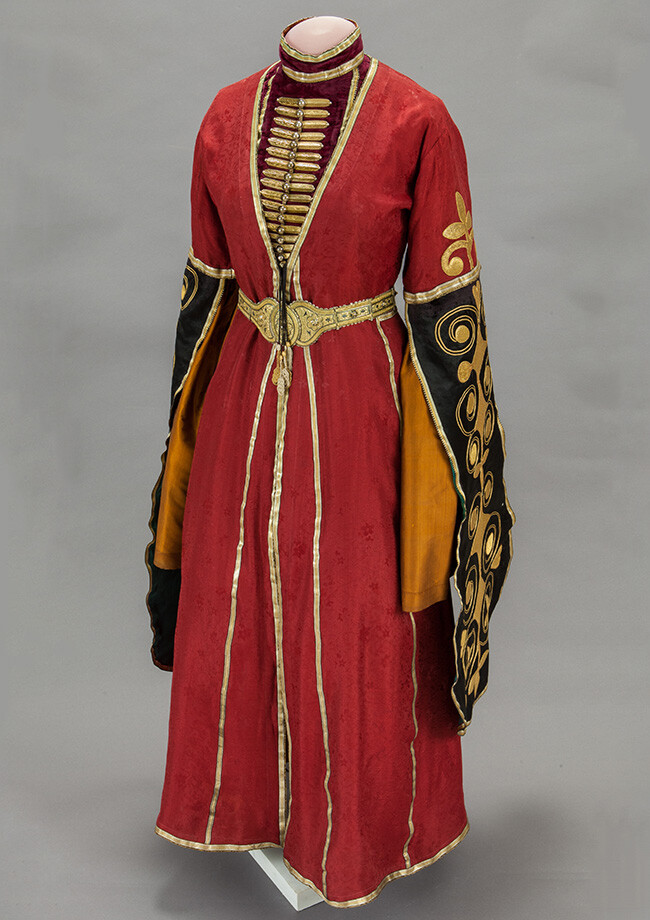 Les costumes de fête des peuples du Caucase sont notamment représentés par l'un des derniers arrivés dans la collection du musée: le costume de parade complet d'Adigueni (en actuelle Géorgie, autrefois partie de l'Empire russe). / Costume féminin. Adigueni. Début du XXe siècle.