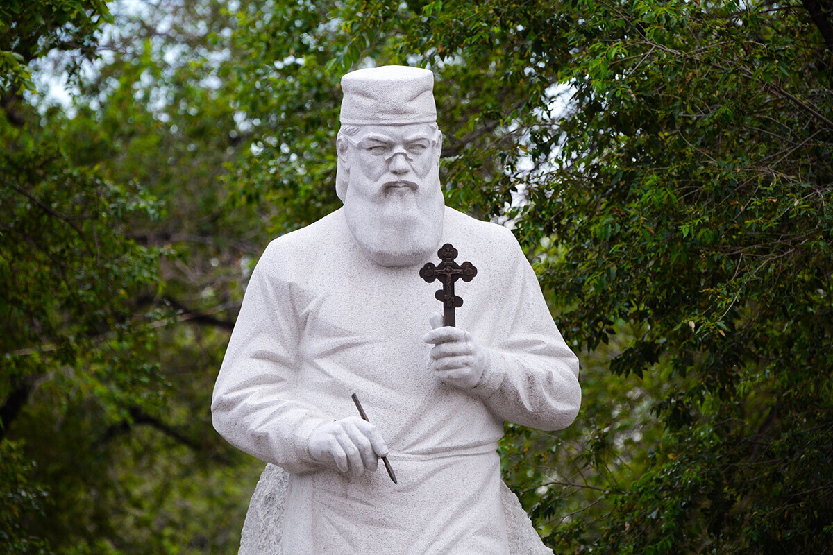 Monumento ao médico e arcebispo São Lucas (Voino-Iasenetski) no terreno da Universidade Médica do Estado de Voino-Iasenetski de Krasnoiarsk
