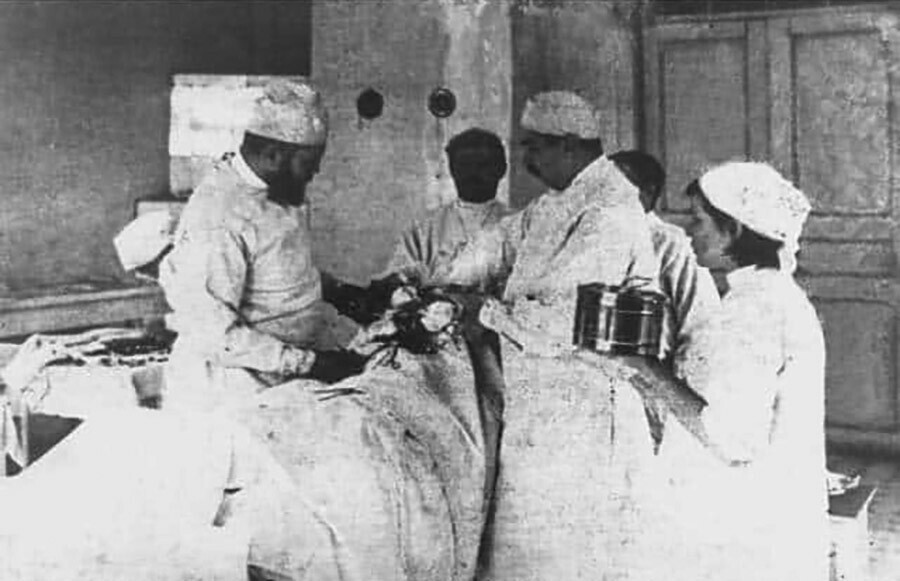 Kirurg Vojno-Jasenecki (levo) izvaja operacijo v zemski bolnišnici
