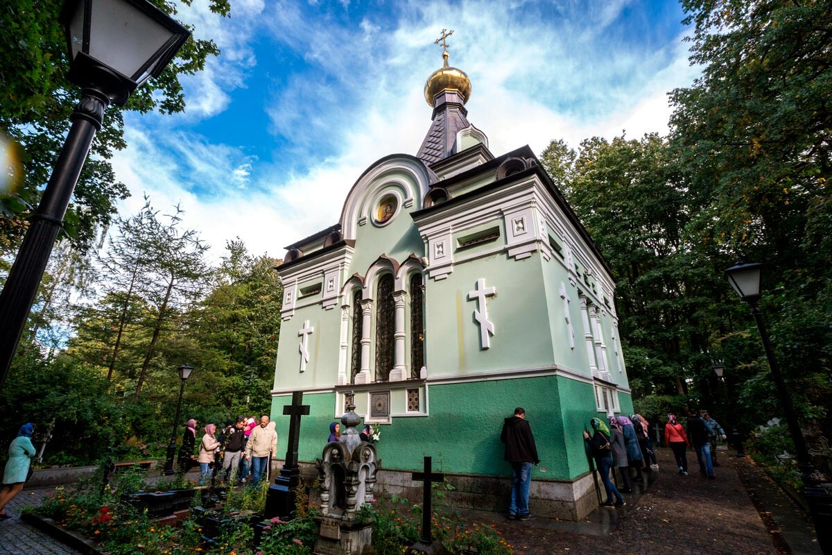 Capilla de la Ksenia de Petersburgo en el cementerio ortodoxo de Smolensk en San Petersburgo